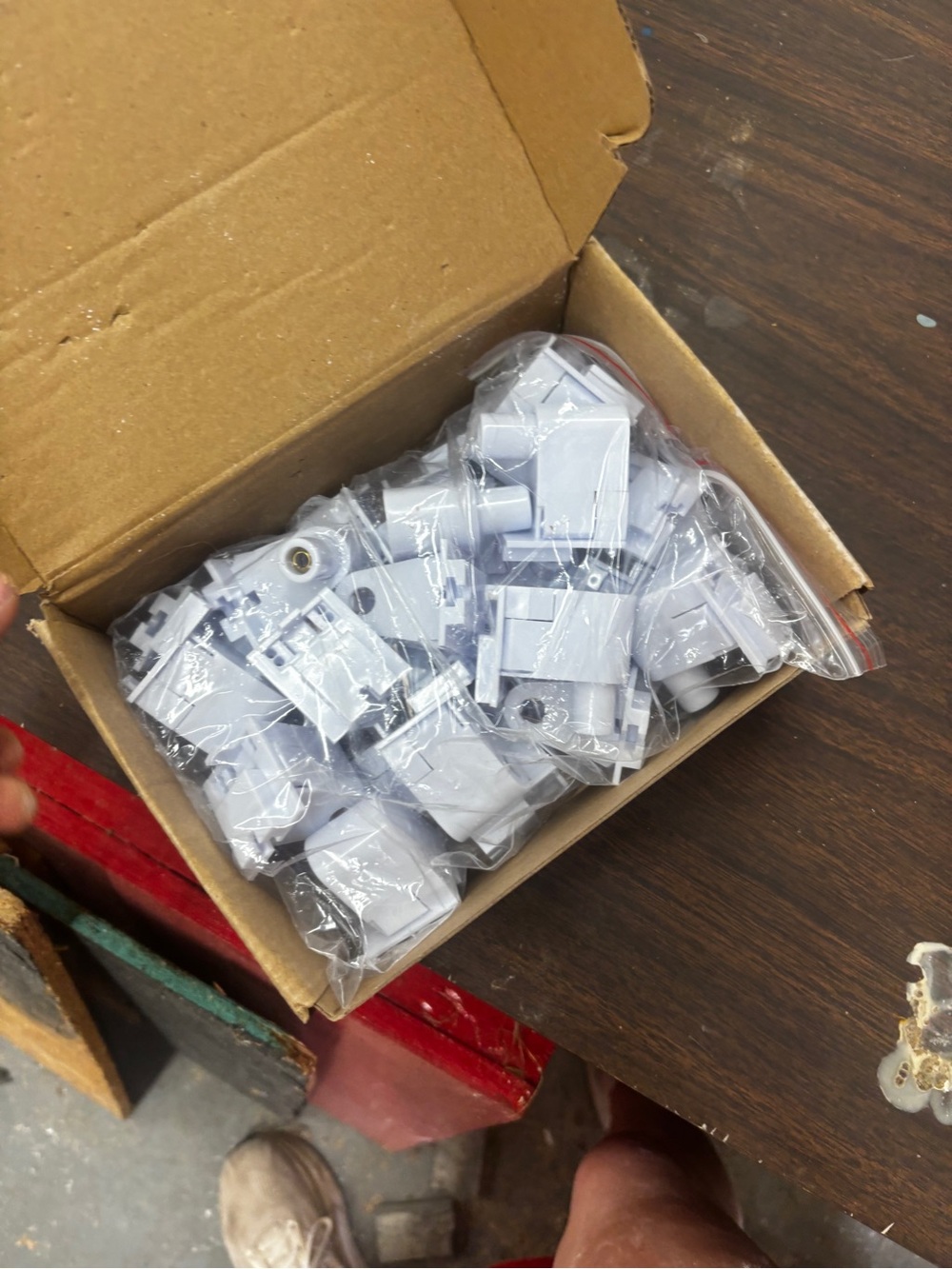 box of white plastic T8/T12 fluorescent lamp holders